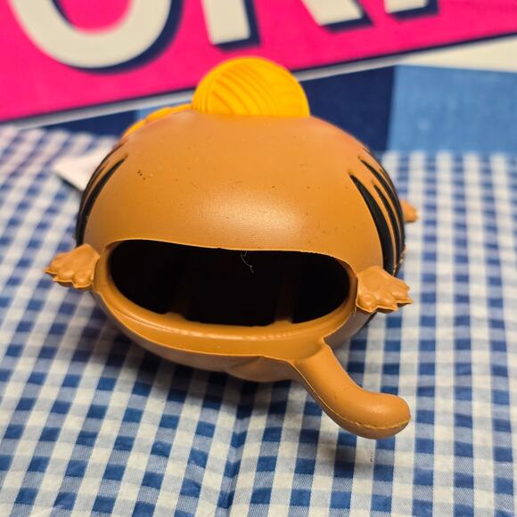 BBW Brown Cat Playing w. Yarn Pocketbac Holder Keychain Backpack Purse Luggage - Picture 2 of 3